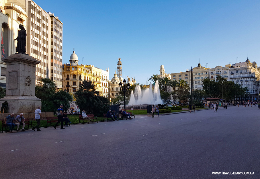 Центральная площадь Валенсии, Plaza del Ayuntamiento в Валенсии