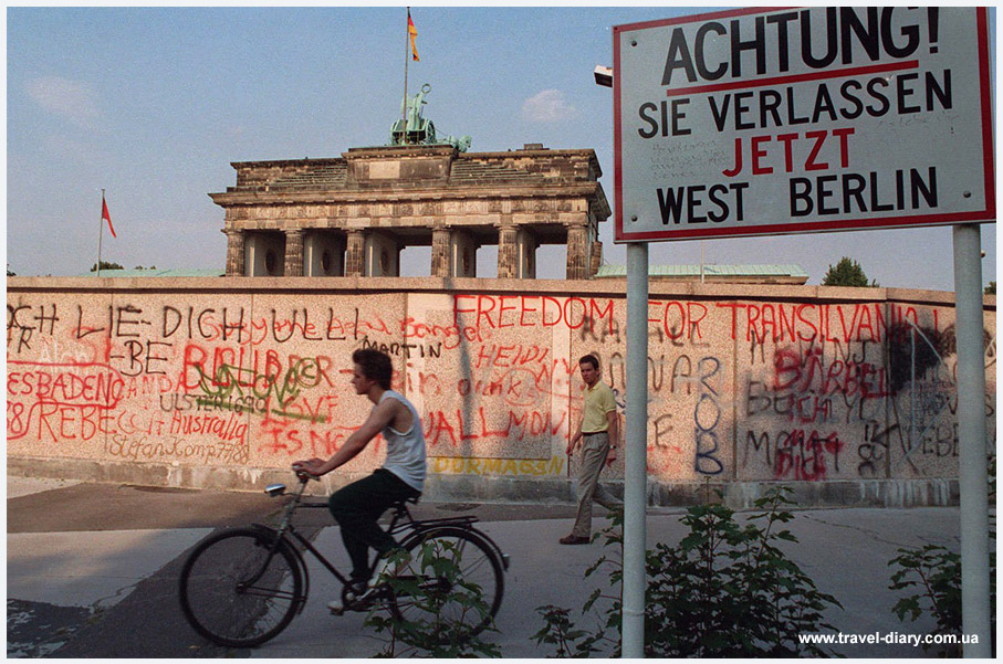 Возведение Берлинской стены фото