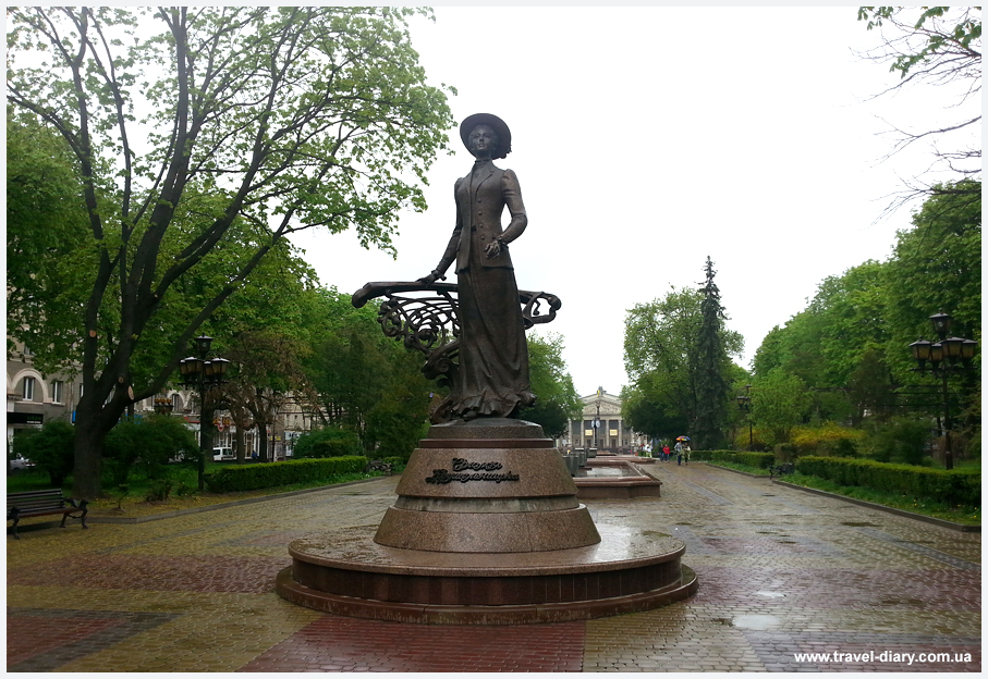памятник Крушельницкой Тернополь фото