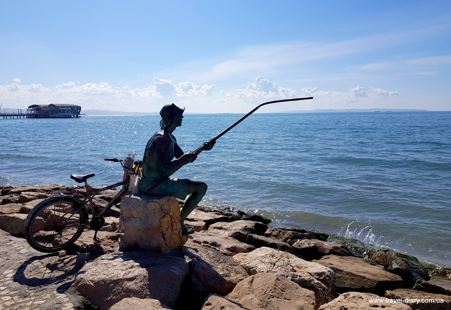 Скульптура Мужчина ловит рыбу на берегу реки в Дурресе