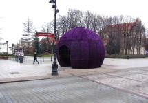 Краковское предместье украшено огромными новогодними игрушками