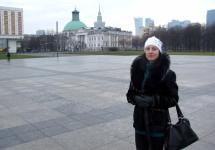 Вдали Самое высокое сооружение Польши - здание науки и культуры. 