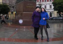 Возле памятника Королю Даниилу