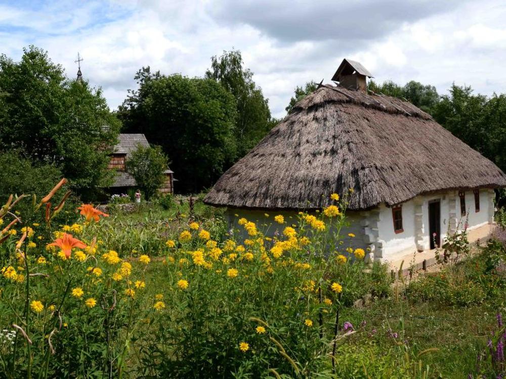 Украинские деревни. Украинское село Мазанка. Пирогово Киев музей. Украинская хата Мазанка. Украинское село украинское село.