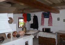 Так уютно в этих домиках. растопить бы печку, сварганить чего-то!)