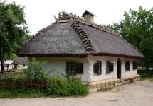 домик с соломенной крышей 